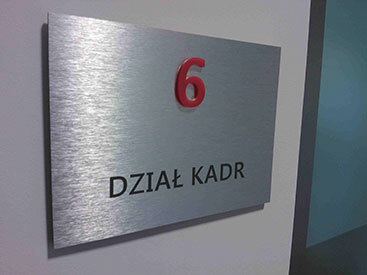 tabliczka informacyjna numer pokoju