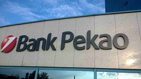 Bank pekao logo na ścianie