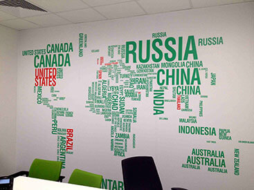 mapa świata na ścianie